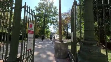 Toulouse France, Capitole Meydanı çevresinde Garonne Nehri manzaralı pembe tuğlalı bir mimari sergiliyor. Şehir merkezi binaları ve mimari manzarası. Peyzaj.