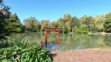 Jardin Japonas Pierre Baudis. Fransa 'nın Toulouse şehir merkezindeki Japon dekoratif bahçeleri peyzaj bahçeleri ve doğu temalarını gösteriyor