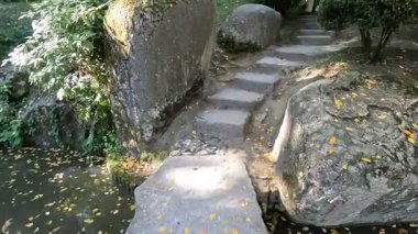 Jardin Japonas Pierre Baudis. Fransa 'nın Toulouse şehir merkezindeki Japon dekoratif bahçeleri peyzaj bahçeleri ve doğu temalarını gösteriyor