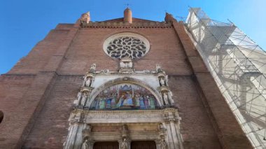 Toulouse France, Capitole Meydanı çevresinde Garonne Nehri manzaralı pembe tuğlalı bir mimari sergiliyor. Şehir merkezi binaları ve mimari manzarası. Peyzaj.