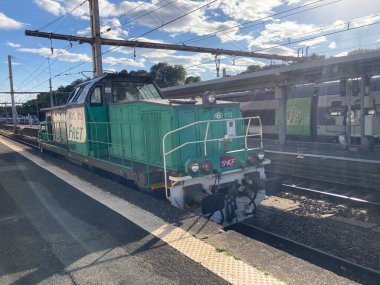 Poitiers istasyonunda Fransız SNCF lokomotifi.