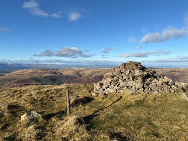 Ochil Hills 'teki Innerdownie Tepesi zirvesinde inşa edilen taş cairn yakınlardaki su rezervlerine, bataklık arazilerine ve İskoçya' daki uzak Perthshire kırsallarına göz atıyor..