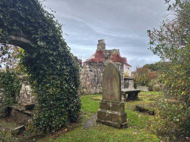 Carnock 'un eski kilise kalıntıları, İskoçya' nın Fife kentindeki tarihi mezar taşlarının ve anıtların bulunduğu bitişik mezarlığa bakıyor..