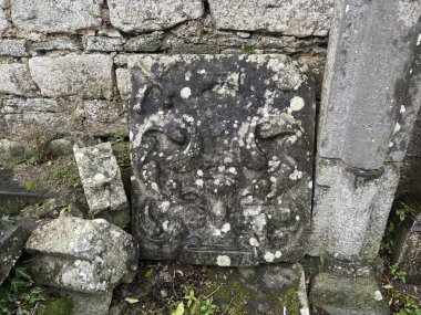 Carnock 'un eski kilise kalıntıları, İskoçya' nın Fife kentindeki tarihi mezar taşlarının ve anıtların bulunduğu bitişik mezarlığa bakıyor..