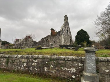 Carnock 'un eski kilise kalıntıları, İskoçya' nın Fife kentindeki tarihi mezar taşlarının ve anıtların bulunduğu bitişik mezarlığa bakıyor..