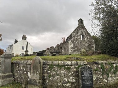 Carnock 'un eski kilise kalıntıları, İskoçya' nın Fife kentindeki tarihi mezar taşlarının ve anıtların bulunduğu bitişik mezarlığa bakıyor..