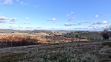 Glen Quey, Ochil Hills 'teki Innerdownie Hill bataklık yamaçlarını, fundalık tarlalarını ve Glen Sherup rezervuarını gösteriyor..