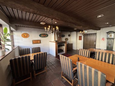 Thott 'un Radisson Blu Otel Malmö' deki restoranına bir göz atın. Tahta kirişler ve 16. yüzyıl yarı ahşap bina bölümünde tarihi bir ortam var..