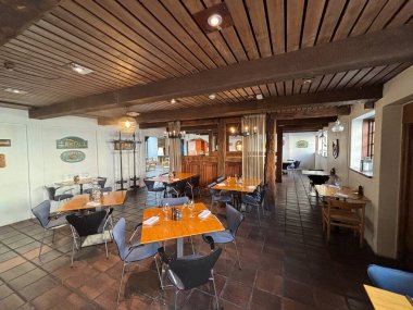 Thott 'un Radisson Blu Otel Malmö' deki restoranına bir göz atın. Tahta kirişler ve 16. yüzyıl yarı ahşap bina bölümünde tarihi bir ortam var..