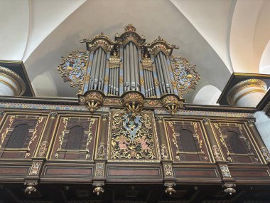 Helsingor Danimarka 'daki Kronborg Şatosu şapelinin içinde ahşap kaplama oymaları ve tarihi kilise düzenlemeleri yer almaktadır..