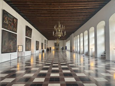 Kronborg Şatosu Helsingor Danimarka 'nın iç kısımları ahşap kirişler ve doğal ışık tarihi eserler de dahil olmak üzere büyük salon unsurlarını yakalıyor..