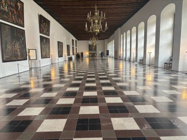 Kronborg Şatosu Helsingor Danimarka 'nın iç kısımları ahşap kirişler ve doğal ışık tarihi eserler de dahil olmak üzere büyük salon unsurlarını yakalıyor..