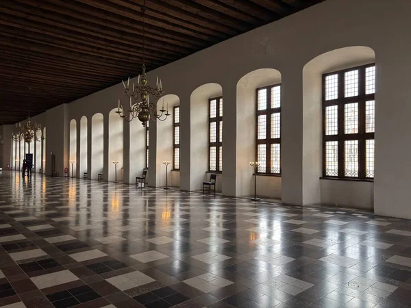 Kronborg Şatosu Helsingor Danimarka 'nın iç kısımları ahşap kirişler ve doğal ışık tarihi eserler de dahil olmak üzere büyük salon unsurlarını yakalıyor..