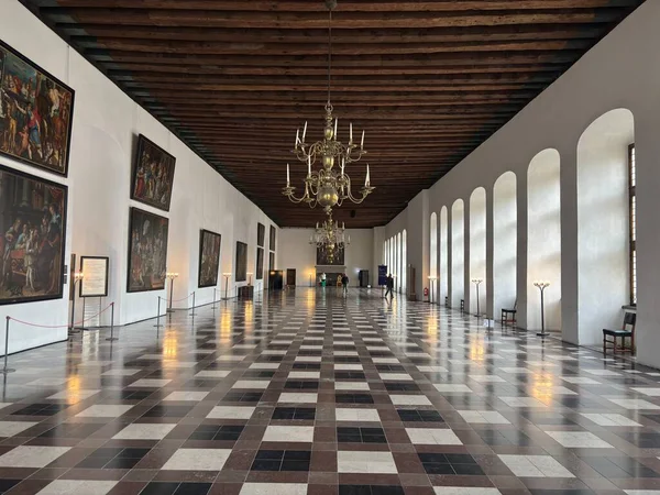 Kronborg Şatosu Helsingor Danimarka 'nın iç kısımları ahşap kirişler ve doğal ışık tarihi eserler de dahil olmak üzere büyük salon unsurlarını yakalıyor..