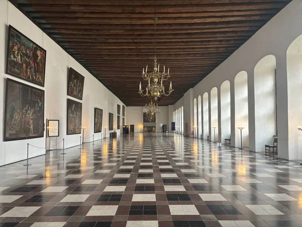 Kronborg Şatosu Helsingor Danimarka 'nın iç kısımları ahşap kirişler ve doğal ışık tarihi eserler de dahil olmak üzere büyük salon unsurlarını yakalıyor..