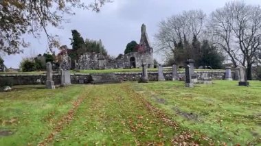 Carnock 'un eski kilise kalıntıları, İskoçya' nın Fife kentindeki tarihi mezar taşlarının ve anıtların bulunduğu bitişik mezarlığa bakıyor..