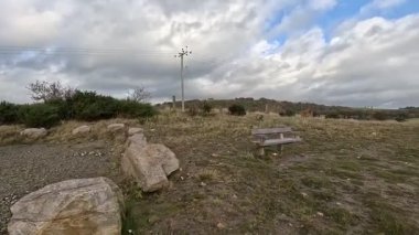 Fife İskoçya kırsalındaki Oakley köyü yakınlarındaki Blair Evi 'nin restorasyonunda maden ocakları, havuzlar, ağaç plantasyonları ve yeniden tasarlanmış Brownfield arazisindeki yollar da dahil olmak üzere madencilik sonrası araziler sergileniyor..