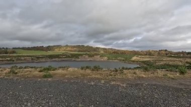 Fife İskoçya kırsalındaki Oakley köyü yakınlarındaki Blair Evi 'nin restorasyonunda maden ocakları, havuzlar, ağaç plantasyonları ve yeniden tasarlanmış Brownfield arazisindeki yollar da dahil olmak üzere madencilik sonrası araziler sergileniyor..