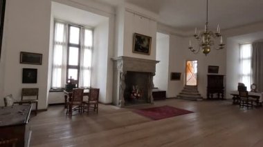 Kronborg Şatosu Helsingor Danimarka 'nın iç kısımları ahşap kirişler ve doğal ışık tarihi eserler de dahil olmak üzere büyük salon unsurlarını yakalıyor..