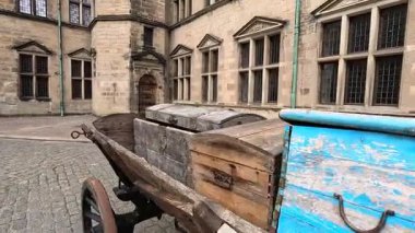 Kronborg Şatosu Helsingor Danimarka dış görünüşü Rönesans mimarisini açık gökyüzü altında surlar ve hendekler ile gösteriyor.