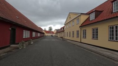 Kronborg Şatosu Helsingor Danimarka dış görünüşü Rönesans mimarisini açık gökyüzü altında surlar ve hendekler ile gösteriyor.