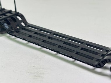 Tip UAik72 'nin kopyası HO ölçeğinde düşük katlı ağır yük vagonu. Metal yapı ve İtalya' da Lima tarafından üretilen ayrıntılı alt çerçeve..