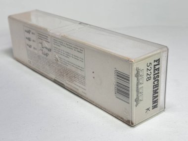 Alman nakliyesi için Avusturya 'da üretilen Fleischmann tarafından üretilen von Haus zu Haus dağıtım üniteleriyle dolu HO ölçeğinde DB Rmms düz konteynır vagonu..