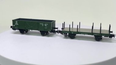 İki Tillig HO yük vagonu birlikte: 76715 açık kazık vagonu ve 76741 düz kazık vagonu USTC ABD Ordusu 3..