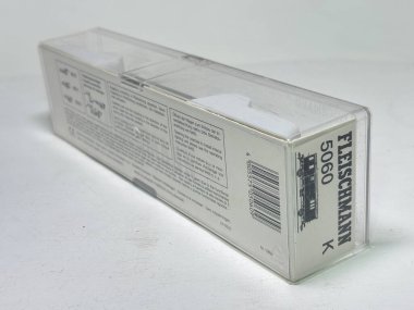 Fleischmann HO ölçeği Tip PwPosti Ffm DB 'nin kopyası. İki eksenli tasarım, giriş pencereleri ve posta kompartımanı ayrıntıları içeren bir post wagon..