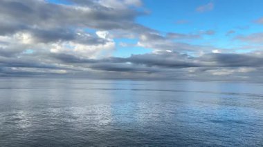 Aberlady Körfezi 'ndeki kumsal, Doğu Lothian İskoçya' daki haliçlerin sakin sularıyla buluşur. Doğada tuzlu bataklıklar, uzak Forth Bridges ve Fife kıyı şeritleri bulunur..