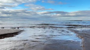Aberlady Körfezi 'ndeki kumsal, Doğu Lothian İskoçya' daki haliçlerin sakin sularıyla buluşur. Doğada tuzlu bataklıklar, uzak Forth Bridges ve Fife kıyı şeritleri bulunur..