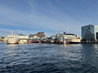 Helsingborg liman bölgesinde İsveç 'teki Öresund boğazına bakan rıhtımlı yolcu feribotları, konteyner gemileri ve vinçlerle dolu geniş rıhtımlar bulunmaktadır..