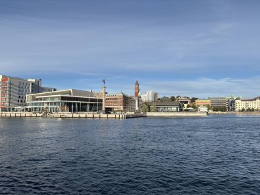 Helsingborg liman bölgesinde İsveç 'teki Öresund boğazına bakan rıhtımlı yolcu feribotları, konteyner gemileri ve vinçlerle dolu geniş rıhtımlar bulunmaktadır..