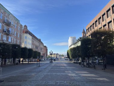 Helsingborg şehir merkezinin sokak manzarası İsveç 'te binaları ve mimariyi gösteriyor