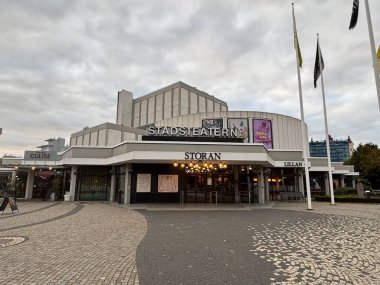 Helsingborg şehir merkezinin sokak manzarası İsveç 'te binaları ve mimariyi gösteriyor