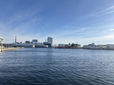 Helsingborg liman bölgesinde İsveç 'teki Öresund boğazına bakan rıhtımlı yolcu feribotları, konteyner gemileri ve vinçlerle dolu geniş rıhtımlar bulunmaktadır..