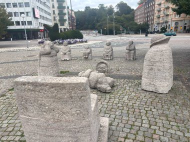 Helsingborg Şehir Tiyatrosu 'nun önünde seyircilerle performans sergileyen taş heykeller..