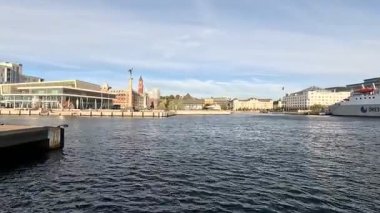 Helsingborg liman bölgesinde İsveç 'teki Öresund boğazına bakan rıhtımlı yolcu feribotları, konteyner gemileri ve vinçlerle dolu geniş rıhtımlar bulunmaktadır..