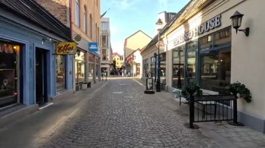 Son kentsel gelişmelerin cam ve beton cepheleri, Helsingborg şehir merkezindeki merkez caddeler ve meydelerin yanı sıra İsveç 'in kıyı şeridiyle harmanlanmış durumda..