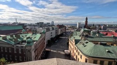 Son kentsel gelişmelerin cam ve beton cepheleri, Helsingborg şehir merkezindeki merkez caddeler ve meydelerin yanı sıra İsveç 'in kıyı şeridiyle harmanlanmış durumda..