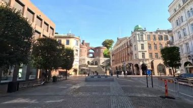 1899-1903 yılları arasında inşa edilen devasa Terrasstrapporna, Stortorget Meydanı 'ndan İsveç' in Helsingborg kentindeki ortaçağ Krnan Kulesi 'ne doğru manzaralı teraslardan yükselir..