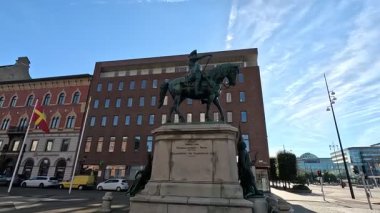 Son kentsel gelişmelerin cam ve beton cepheleri, Helsingborg şehir merkezindeki merkez caddeler ve meydelerin yanı sıra İsveç 'in kıyı şeridiyle harmanlanmış durumda..