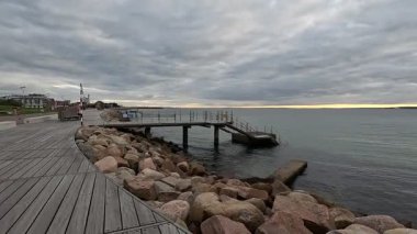 Helsingborg yakınlarında sakin deniz suları, çakıl taşları kıyıları ve Danimarka 'ya bakan uzak manzaralı resund boğazı..