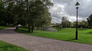 Manikürlü çimenler, çeşitli çiçek aranjmanları ve tarihi şehir parkı ve Bahçeler 'de rhododendron çeşitleri, Helsingborg, İsveç.