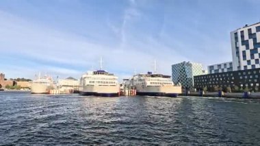 Helsingborg liman bölgesinde İsveç 'teki Öresund boğazına bakan rıhtımlı yolcu feribotları, konteyner gemileri ve vinçlerle dolu geniş rıhtımlar bulunmaktadır..