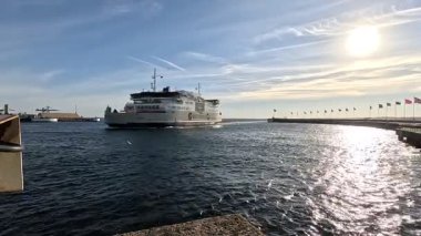 Helsingborg liman bölgesinde İsveç 'teki Öresund boğazına bakan rıhtımlı yolcu feribotları, konteyner gemileri ve vinçlerle dolu geniş rıhtımlar bulunmaktadır..