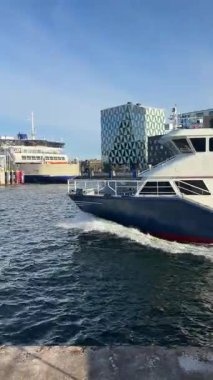 Helsingborg liman bölgesinde İsveç 'teki Öresund boğazına bakan rıhtımlı yolcu feribotları, konteyner gemileri ve vinçlerle dolu geniş rıhtımlar bulunmaktadır..