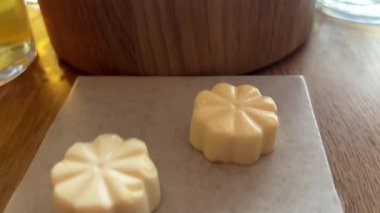 İsveç 'in Helsingborg kentindeki şehir kafeteryasının içindeki ahşap yemek masasında geleneksel İsveç fralla ekmekleri sergilenmektedir..