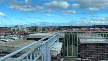 Son kentsel gelişmelerin cam ve beton cepheleri, Helsingborg şehir merkezindeki merkez caddeler ve meydelerin yanı sıra İsveç 'in kıyı şeridiyle harmanlanmış durumda..