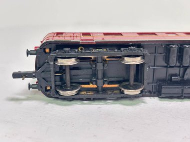 Piko HO ölçeği VT33 Triebwagenzug 'un kopyası BR185 dizel motorlu araba ve BR195 motorsuz çatı menfezleri ve Almanya' da üretilen savaş sonrası Alman Reichsbahn 'ından alt çerçeve.